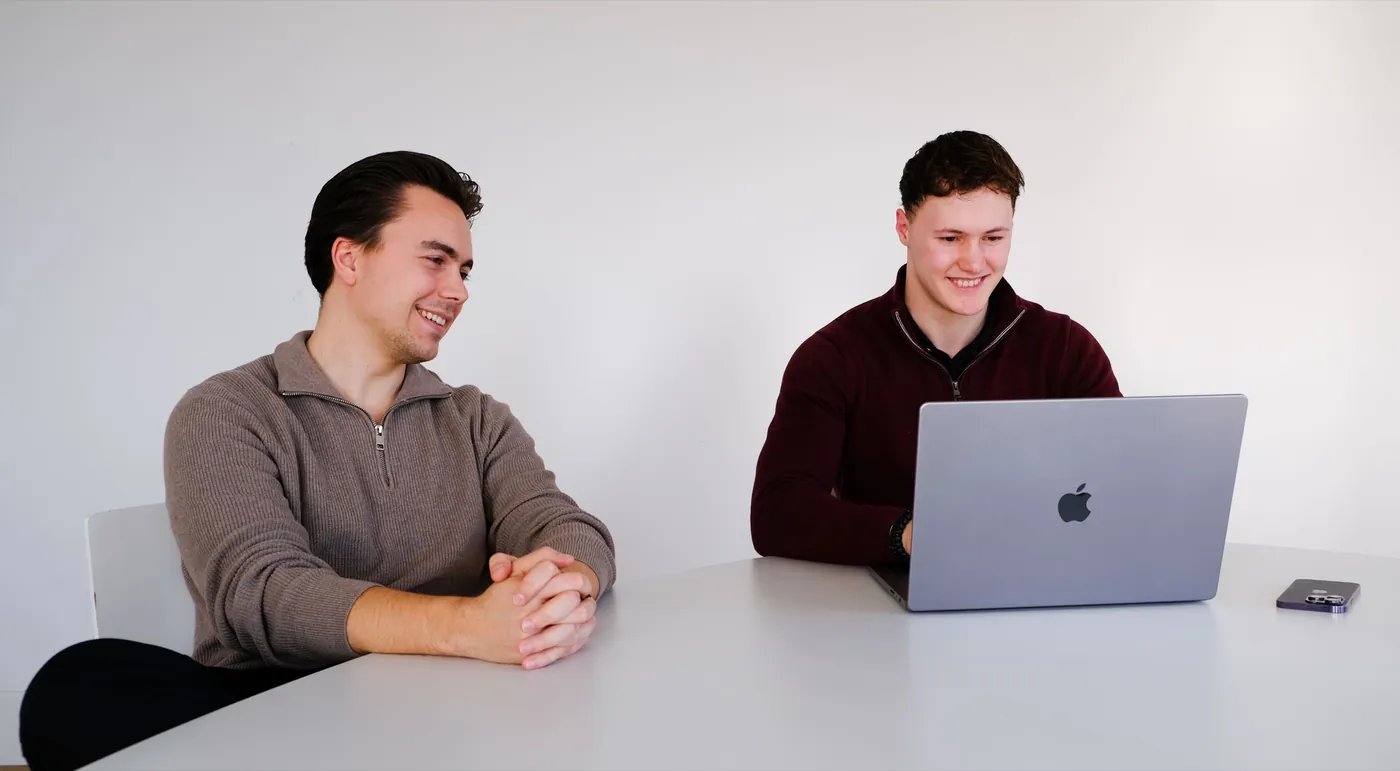Werksessie aan tafel bij Tikt in Ede